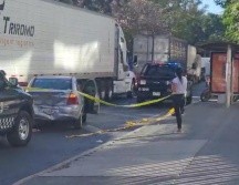 Al llegar los gendarmes en el sitio localizaron un Nissan Platina, de modelo atrasado, en color plata, con un impacto de choque en la defensa trasera. ESPECIAL