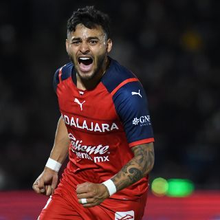 Alexis Vega vive su mejor arranque con Chivas