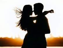 Prepara una cena romántica para celebra el Día de San Valentín. ESPECIAL/Photo by Jonathan Borba on Unsplash.