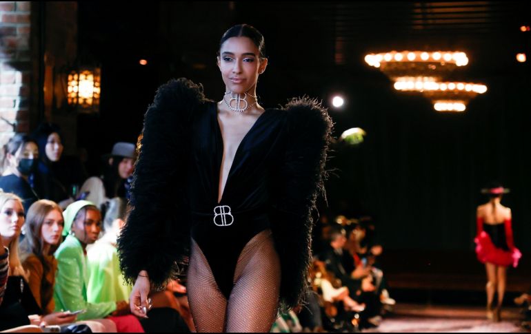 Modelo desfilando para la marca australiana Bronx and Banco en la Colección de Otoño 2022 durante la Semana de la Moda en Nueva York. EFE/J. SZENES
