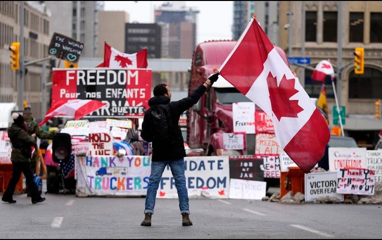 La exigencia de esquemas completos de vacunación anticovid generó una serie de protestas de camioneros canadienses. AP/J. Tang