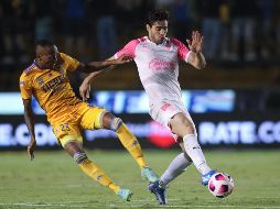 DUELO DE PODER. Chivas y Tigres se enfrentan este sábado en la cancha del Akron. IMAGO7