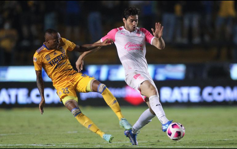 DUELO DE PODER. Chivas y Tigres se enfrentan este sábado en la cancha del Akron. IMAGO7