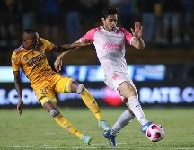 DUELO DE PODER. Chivas y Tigres se enfrentan este sábado en la cancha del Akron. IMAGO7