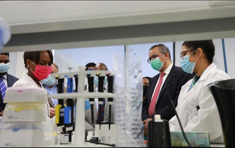 Tedros Adhanom Ghebreyesus, jefe de la OMS, visitó los laboratorios Afrigen, que fabricó la primera vacuna ARN mensajero contra el COVID-19 en África. AP/N. Engelbrecht