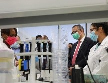 Tedros Adhanom Ghebreyesus, jefe de la OMS, visitó los laboratorios Afrigen, que fabricó la primera vacuna ARN mensajero contra el COVID-19 en África. AP/N. Engelbrecht