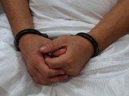 La policía encontró los tres cuerpos sin vida en el interior de la casa y detuvo al adolescente, 