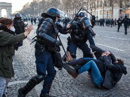 La policía lanzó gases lacrimógenos e impuso 283 multas por participar en una manifestación no autorizada. EFE/C. Petit