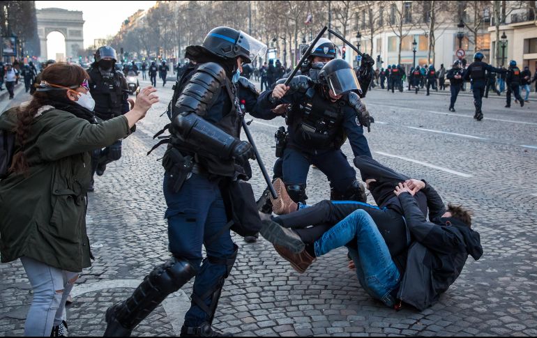 La policía lanzó gases lacrimógenos e impuso 283 multas por participar en una manifestación no autorizada. EFE/C. Petit