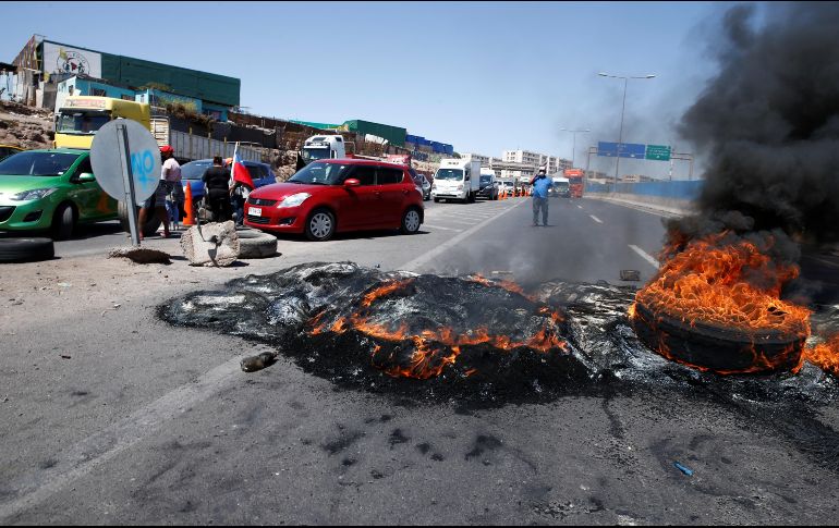 Bloqueo en una carretera que conecta con Iquique, al norte del país. EFE/Caviedes