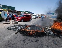 Bloqueo en una carretera que conecta con Iquique, al norte del país. EFE/Caviedes