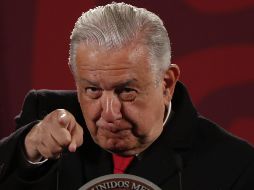 López Obrador volvió a exhibir los ingresos del periodista en su mañanera. EFE