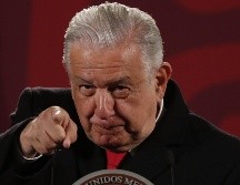 López Obrador volvió a exhibir los ingresos del periodista en su mañanera. EFE