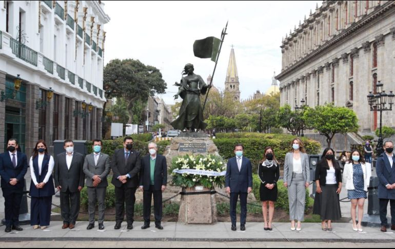 Lemus y otros funcionarios hicieron guardia de honor en los bustos de Beatriz Hernández y Miguel de Ibarra. EL INFORMADOR / A. Camacho