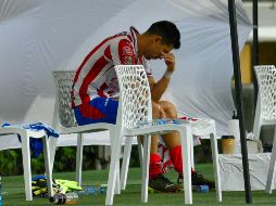 El juego amistoso ante el Atlanta United le salió caro a Chivas, pues fue durante ese partido que el capitán salió en camilla después de lastimarse en la disputa por la pelota. IMAGO7