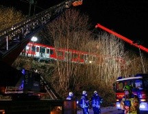 Calculan que unos 100 pasajeros, entre ellos escolares, viajaban en los dos trenes. AFP/M. Rehle