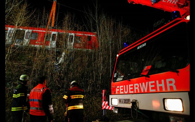 Calculan que unos 100 pasajeros, entre ellos escolares, viajaban en los dos trenes. AFP/M. Rehle