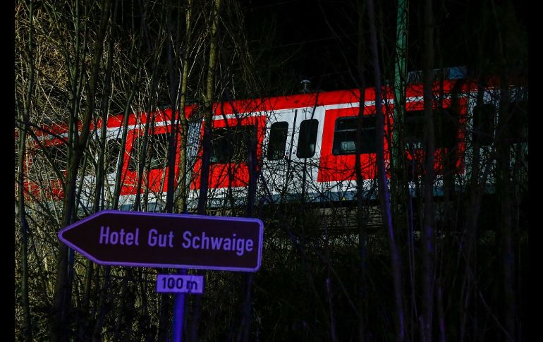 Calculan que unos 100 pasajeros, entre ellos escolares, viajaban en los dos trenes. AFP/M. Rehle