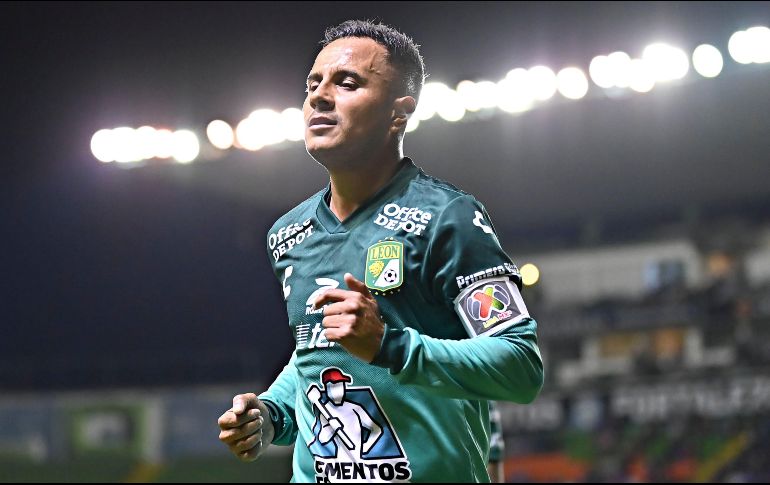 Luis Montes corrigió al árbitro tras mostrarle la tarjeta roja a Washington Corozo. IMAGO7