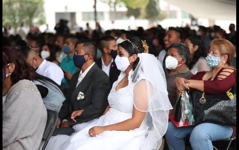 Los velos, vestidos de novia, flores y adornos se complementaron con los cubrebocas que en todo momento portaron los contrayentes. EFE/S. Gutiérrez