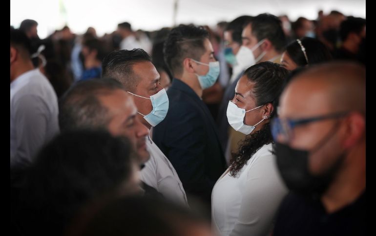 Los velos, vestidos de novia, flores y adornos se complementaron con los cubrebocas que en todo momento portaron los contrayentes. EFE/S. Gutiérrez