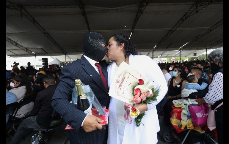 Los velos, vestidos de novia, flores y adornos se complementaron con los cubrebocas que en todo momento portaron los contrayentes. EFE/S. Gutiérrez