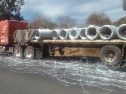 El carril por donde circulaban los vehículos quedó cerrado hasta que se realizó la limpieza total de la vía. ESPECIAL