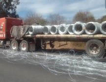 El carril por donde circulaban los vehículos quedó cerrado hasta que se realizó la limpieza total de la vía. ESPECIAL