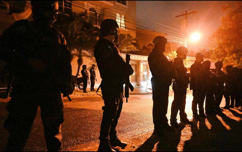 La casa del expresidente fue cercad por elementos de la policía local y de la DEA. AFP/O. Sierra