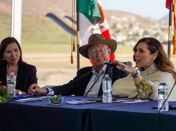 La vicegobernadora de California, Eleni Kounalakis, el embajdor Ken Salazar y la gobernadora de Baja California Marina del Pilar Olmedo. EFE/M. Ocaño