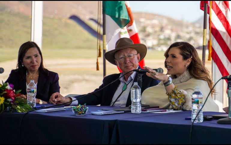 La vicegobernadora de California, Eleni Kounalakis, el embajdor Ken Salazar y la gobernadora de Baja California Marina del Pilar Olmedo. EFE/M. Ocaño