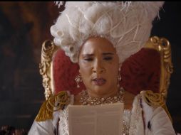 Durante la primera temporada de “Bridgerton” se deja abierta la identidad de la relatora de chismes que trae de cabeza a la corte. ESPECIAL / NETFLIX