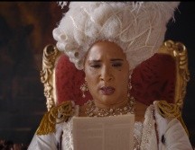 Durante la primera temporada de “Bridgerton” se deja abierta la identidad de la relatora de chismes que trae de cabeza a la corte. ESPECIAL / NETFLIX
