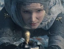 Un joven Galadriel, interpretado por Morfydd Clark, se muestra aferrado a un acantilado helado en el tráiler. AMAZON PRIME VIDEO
