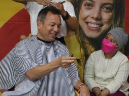 Sofi, quien padece Leucemia, fue la encargada de comenzar a cortar el cabello de Lemus. EL INFORMADOR / A. Navarro