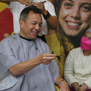 Lemus se corta el cabello por los niños con cáncer tras reunir 1.4 MDP