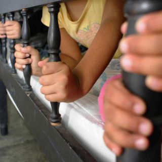 ¡Indignante! Hombre apuñala a su hija de dos años y la lanza por la ventana