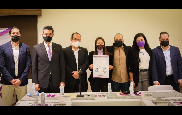 En la firma del convenio estuvo Guillermo Zepeda Leucona, titular del IJA, entre otros. ESPECIAL