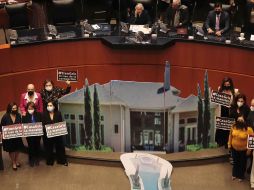 Senadores del PAN colocaron una réplica de la casa donde vivió el hijo del Presidente AMLO. El Universal