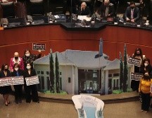 Senadores del PAN colocaron una réplica de la casa donde vivió el hijo del Presidente AMLO. El Universal