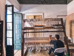 Fotograma. Escena del documental “Del hilo a la trama” que muestra el trabajo que hay detrás de la elaboración cada tapiz. Cortesía