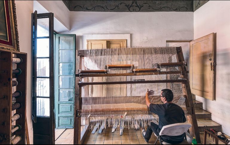 Fotograma. Escena del documental “Del hilo a la trama” que muestra el trabajo que hay detrás de la elaboración cada tapiz. Cortesía