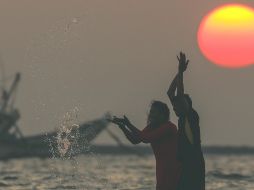 Relación amorosa. Una pareja celebra San Valentín en el Mar Arábigo, el lunes anterior, durante la puesta de sol en la India. En ese país la violencia de género es un problema de todos los días. EFE