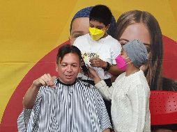 El alcalde de Guadalajara, Pablo Lemus, se cortó el cabello tras haber reunido un millón 430 mil pesos para comprar medicamentos para menores con cáncer. Sofi, quien padece leucemia, fue la encargada de comenzar con el corte. EL INFORMADOR/A. Navarro
