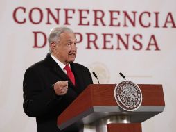 AMLO considera que los comunicadores juegan el papel de apuntalar mediante presiones y chantajes a empresas que medran del presupuesto público. EFE / ARCHIVO