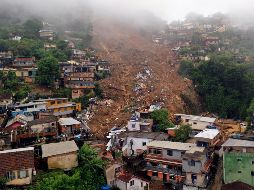 Petrópolis amaneció cubierta de tierra y lodo, autos convertidos en chatarra arrastrados por las corrientes de agua, además de cientos de personas desconsoladas por la pérdida de sus seres queridos y sus hogares. AFP / F. Plaucheur