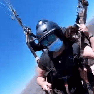¡De terror! Salta al vacío tras engancharse en paracaídas de turista