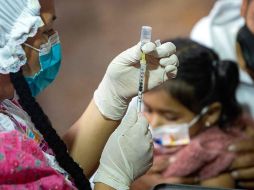 Alrededor del 85% de los niños mayores de 12 años en Reino Unido están completamente vacunados. AFP/C. Vega