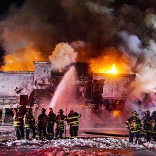 Nueva York: Camión con gasolina se estrella contra edificio y explota