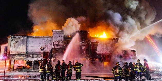 New York: Truck with gasoline crashes into building and explodes